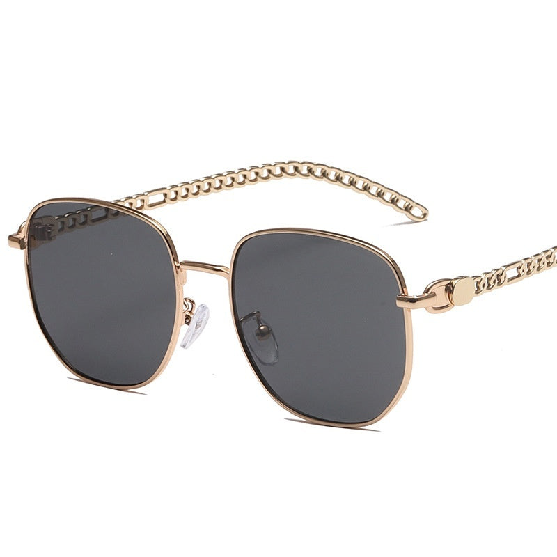 Vespera – Sunglasses with Gold Chain Detail