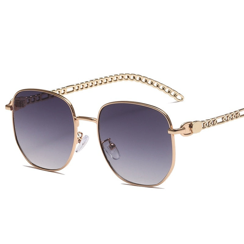Vespera – Sunglasses with Gold Chain Detail